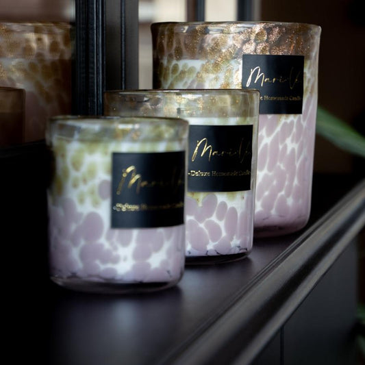 set van 3 handgemaakte glazen kandelaars golden met roze vlekken in het glas verwerkt. Deze zijn gevuld met pure sojawas met fresh linnen geur