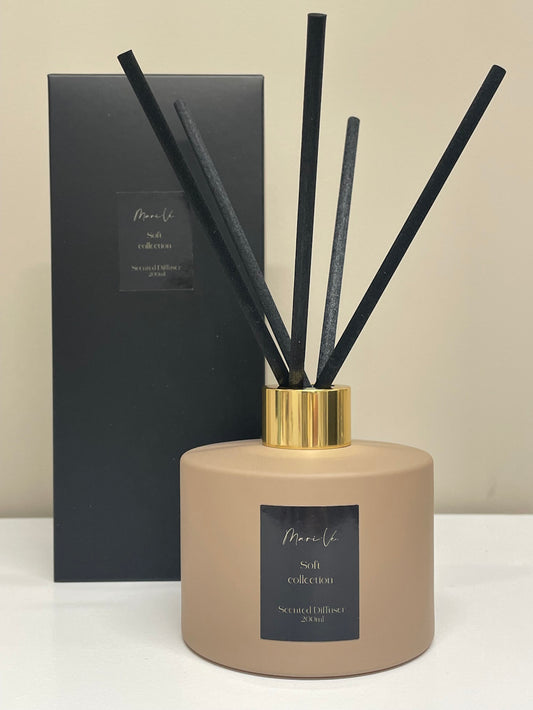 Diffuser Café - luxe interieurgeur in matte beige houder met gouden hals en vijf zwarte geurstokken, 200 ml, keuze uit 10 huisparfums met verpakkingsdoos