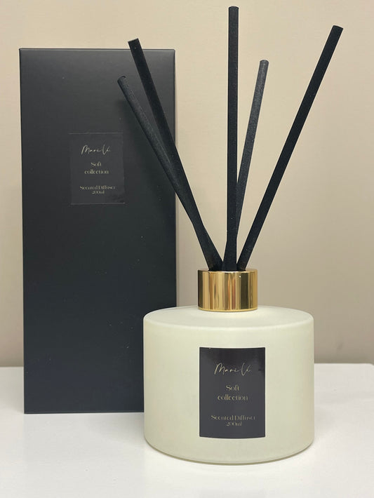 Diffuser Cream met verpakking - luxe interieurgeur in matte creamkleurige houder met gouden hals en vijf zwarte geurstokken, 200 ml, keuze uit 10 huisparfums