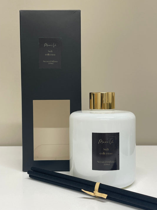 Diffuser Glazend Wit met verpakking - luxe interieurgeur in glazen witte houder met gouden draaidop en vijf zwarte geurstokken, 200 ml, keuze uit 10 huisparfums