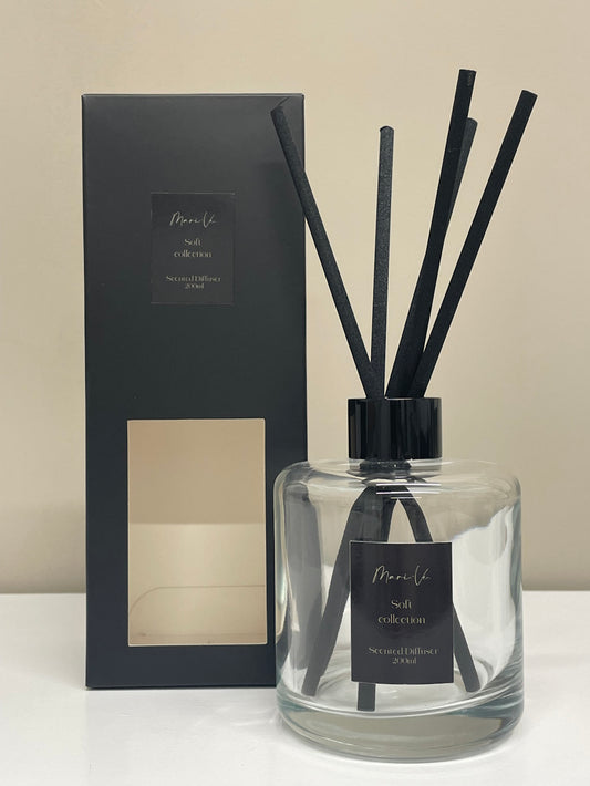 Diffuser Helder met verpakking - luxe interieurgeur in glazen doorschijnende houder met gouden draaidop en vijf zwarte geurstokken, 200 ml, keuze uit 10 huisparfums