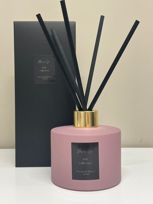 Diffuser Lila met verpakking - luxe interieurgeur in glazen lila houder met gouden draaidop en vijf zwarte geurstokken, 200 ml, keuze uit 10 huisparfums