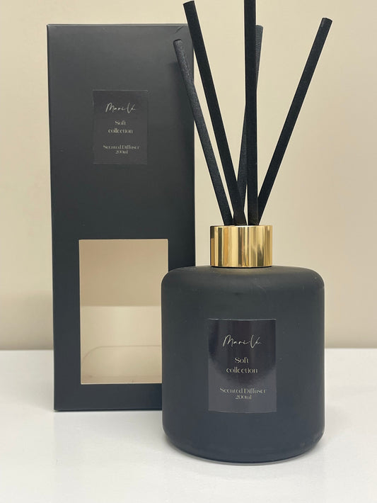 Diffuser Mat Zwart met verpakking - luxe interieurgeur in matte zwarte houder met gouden draaidop en vijf zwarte geurstokken, 200 ml, keuze uit 10 huisparfums