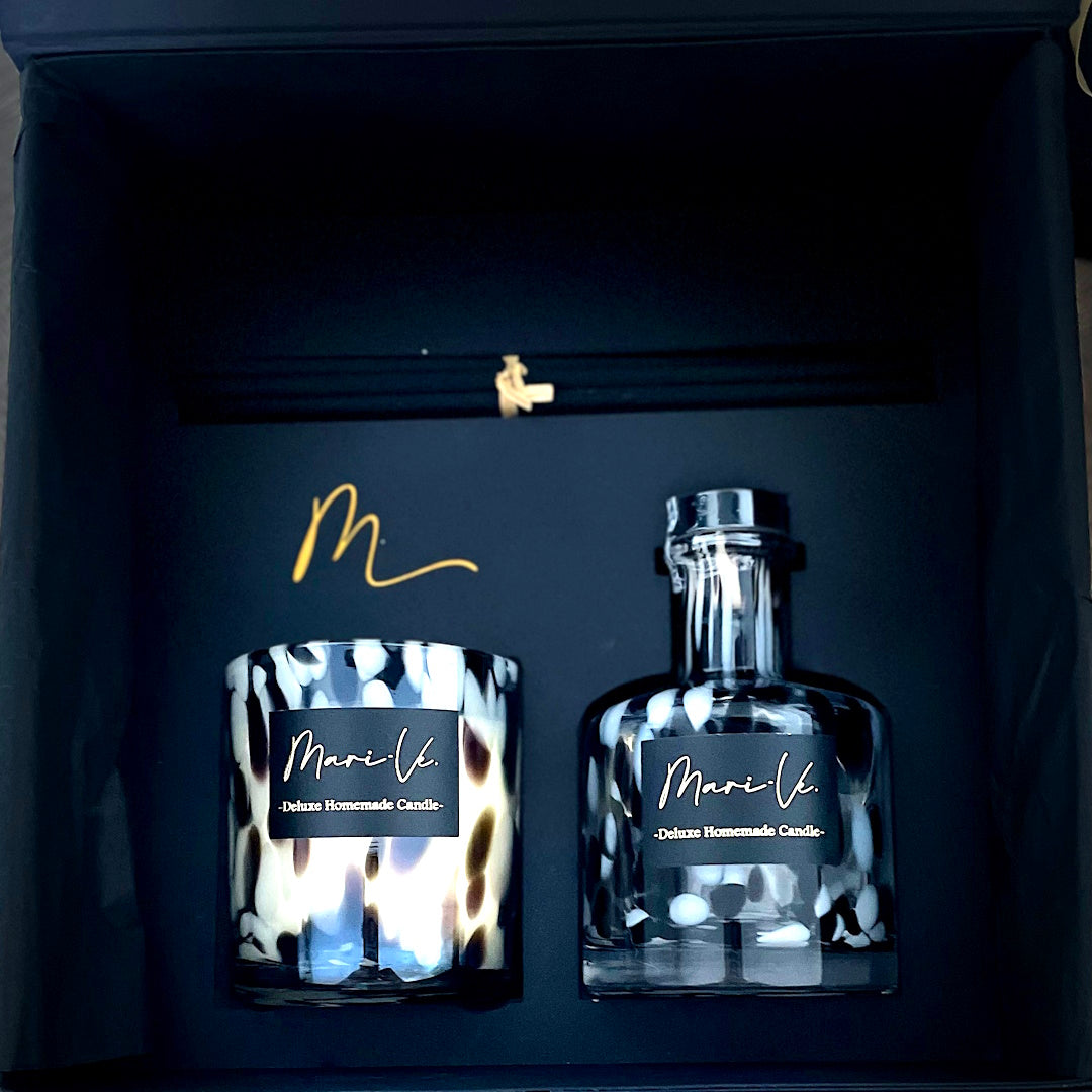 Mari-Ve geschenkset met deluxe geurkaars en diffuser in zwart-wit wildprint glas – stijlvolle presentatie in zwarte doos met gouden M-logo