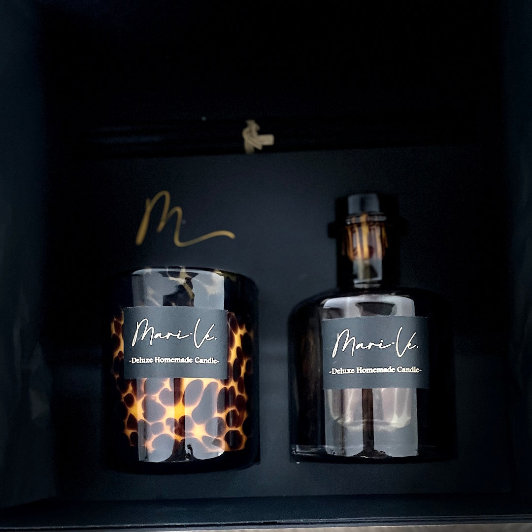 Luxe geschenkset van Mari-Ve met deluxe geurkaars in wildprint glas en bijpassende diffuser – stijlvol gepresenteerd in zwarte geschenkdoos