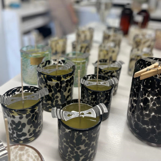 Mari-Ve geurkaarsen in wildprint glazen houders tijdens het uitharden – handgemaakt productieproces met lontgeleiders in atelieromgeving