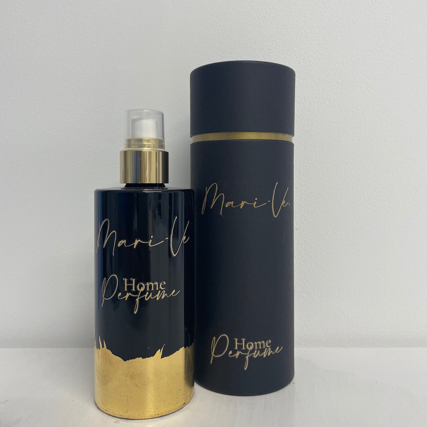 Mari-Ve - Zwarte koker met gouden opdruk logo en home perfume met zwarte glazen roomspray fles met gouden opdruk logo en home perfume