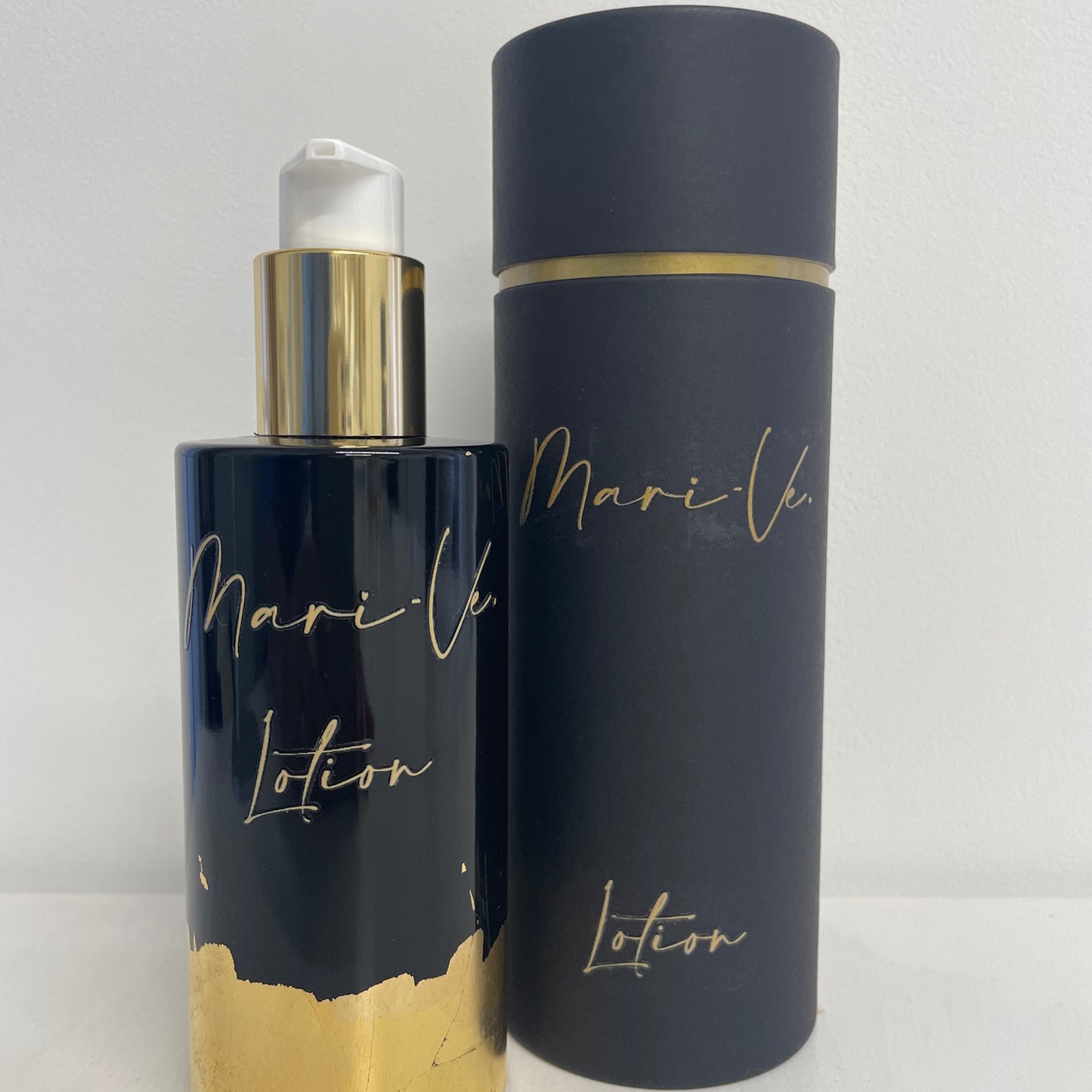 Mari-Ve - Zwarte koker met gouden opdruk logo en lotion met zwart glazen fles met gouden opdruk logo en lotion