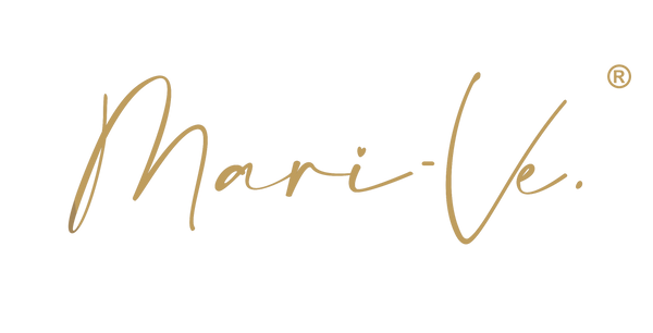 Goudkleurig Mari-Ve logo in handschriftstijl met geregistreerd merkteken op transparante achtergrond
