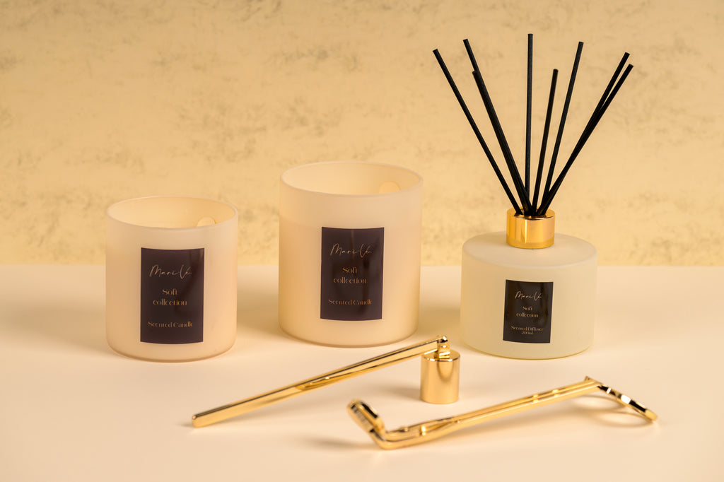 Mari-Ve® Soft Collectie handgevulde geurkaarsen en geurdiffuser in de geur Fluweelzachte Pioenroos, stijlvol gepresenteerd met kaarsaccessoires.