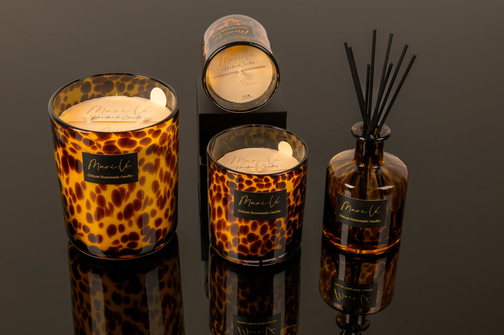 Mari-Ve® Wild Collectie handgevulde geurkaarsen en geurdiffuser in de geur Coffee Roast, gepresenteerd in luxe tijgerprint glazen houders