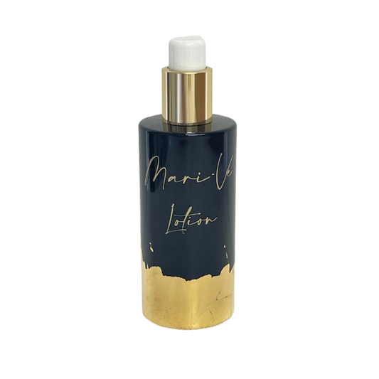 Mari-Ve -  zwart glazen fles met gouden opdruk logo en lotion. flacon onderaan afgewerkt met bladgoud.