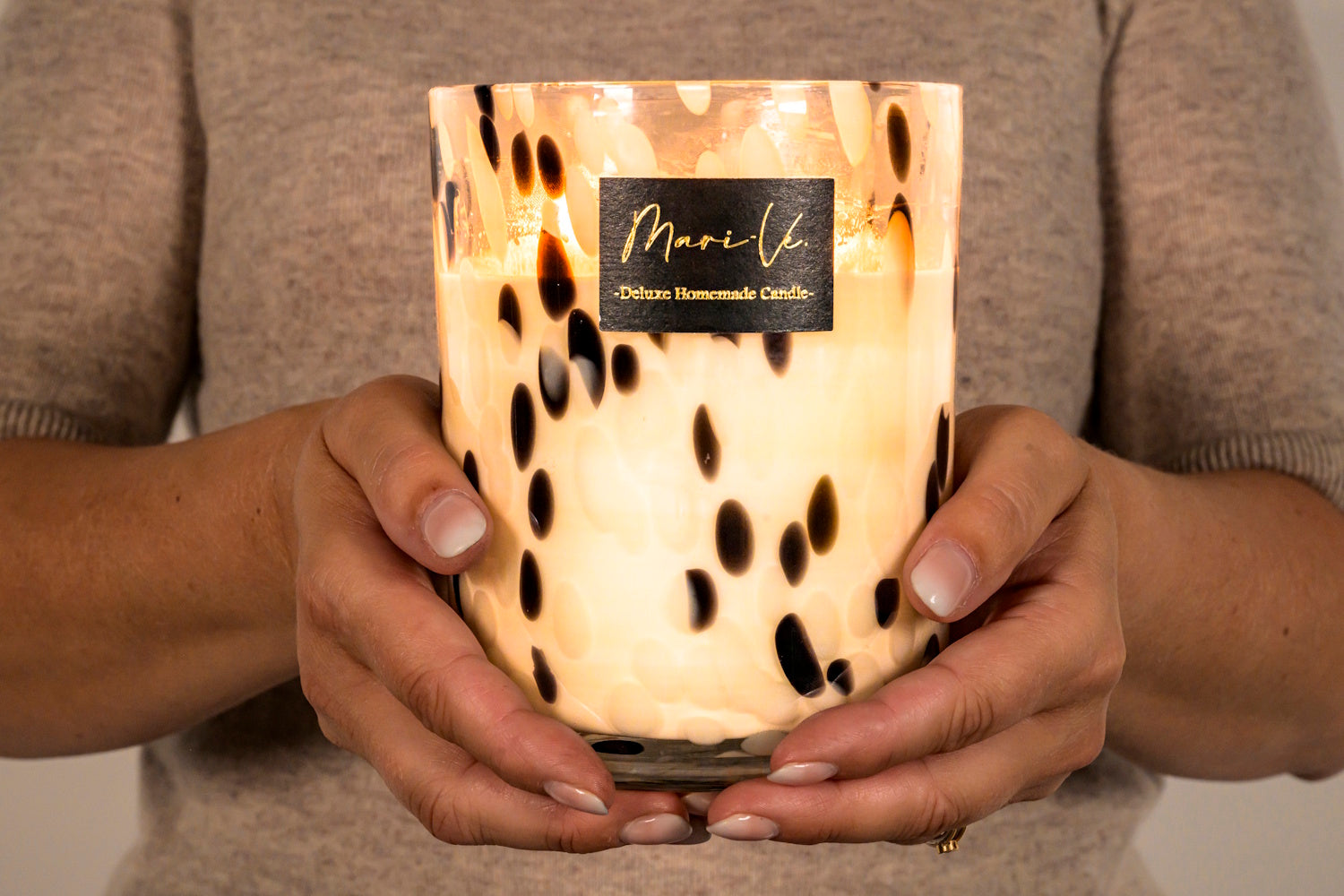 Mari-Ve® luxe handgevulde geurkaars in een handgemaakte black & white XL houder, stijlvol gepresenteerd in de hand Van Marijke .