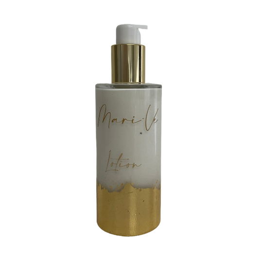 Mari-Ve® lotion 200 ml –  flesje met hand aangebracht bladgoud en pompdispenser, verkrijgbaar in de verschillende huisgeuren van Mari-Ve