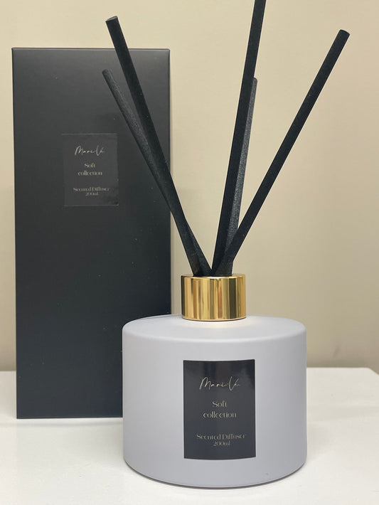 Diffuser Licht Grijs  met verpakking - luxe interieurgeur in glazen lichtgrijze houder met gouden draaidop en vijf zwarte geurstokken, 200 ml, keuze uit 10 huisparfums