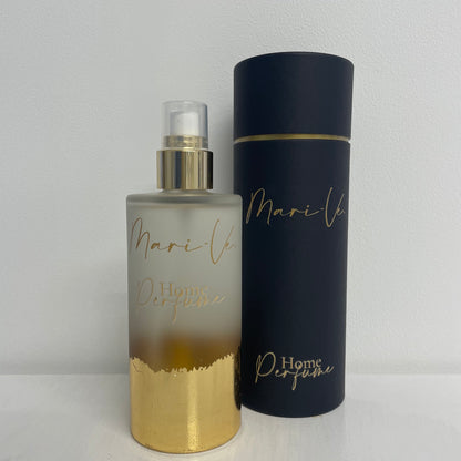 Mari-Ve - Zwarte koker met gouden opdruk logo en home perfume met melkglazen roomspray fles met gouden opdruk logo en home perfume