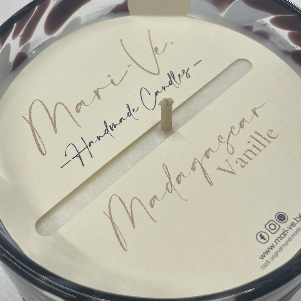Detail van Mari-Ve’s kaarsstofdoek met handgeschreven logo en geurvermelding Madagascan Vanille  – met handig lipje om het doekje makkelijk met de vingers te verwijderen in gevlekte red wine-houder