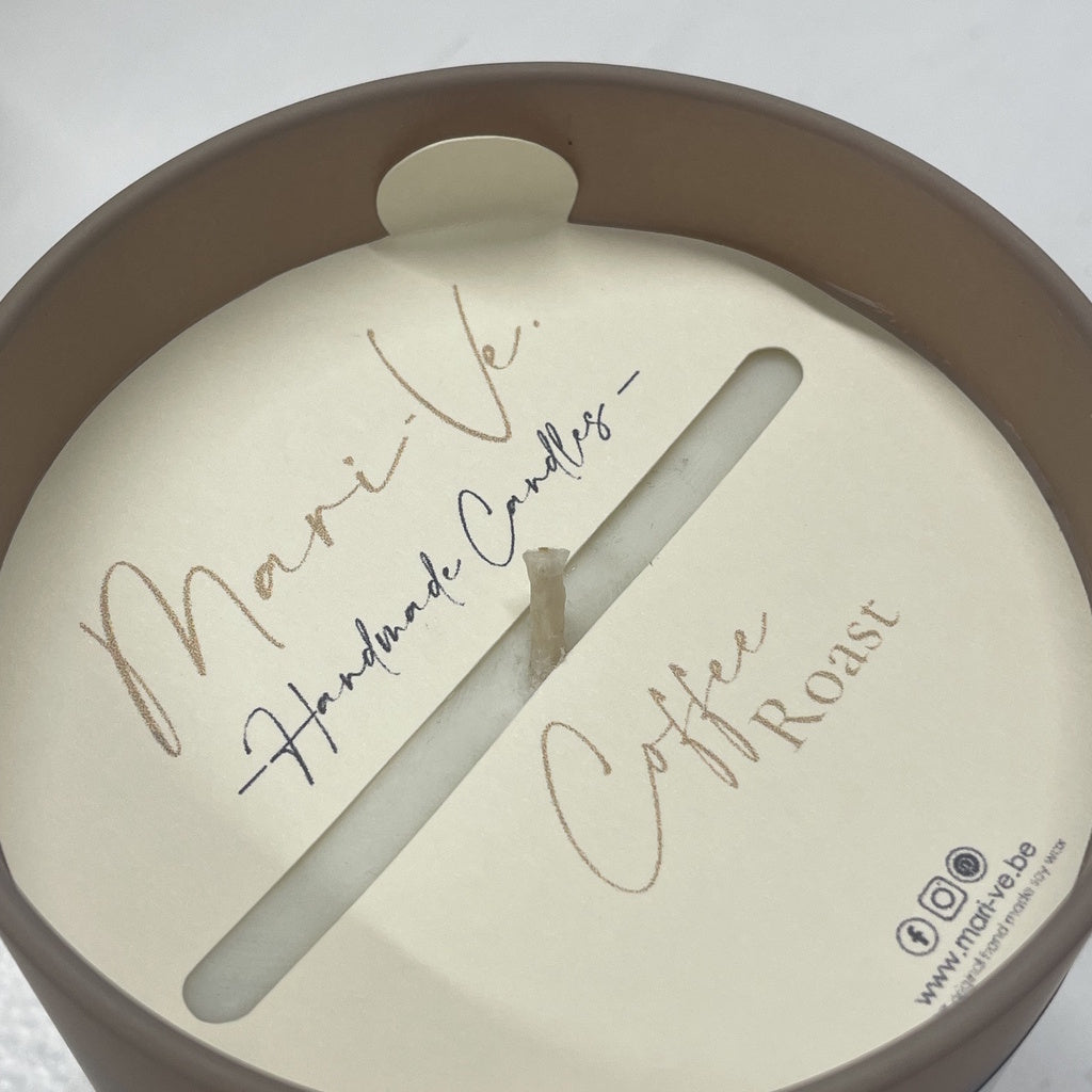 Detail van Mari-Ve’s kaarsstofdoek met handgeschreven logo en geurvermelding Coffee Roast – voorzien van een handig lipje om het doekje makkelijk met de vingers te verwijderen