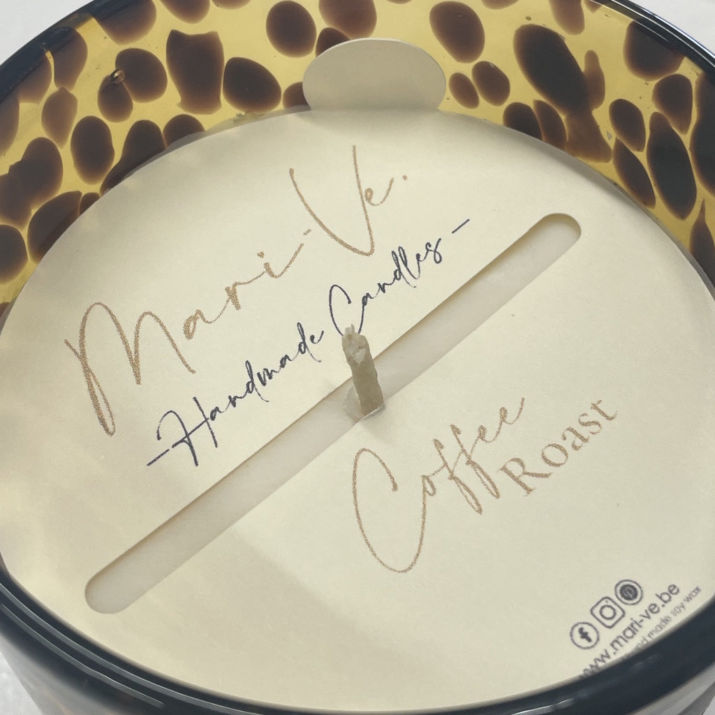 Detail van Mari-Ve’s kaarsstofdoek met handgeschreven logo en geurvermelding Coffee Roast – met handig lipje om het doekje makkelijk met de vingers te verwijderen in gevlekte Wild-houder