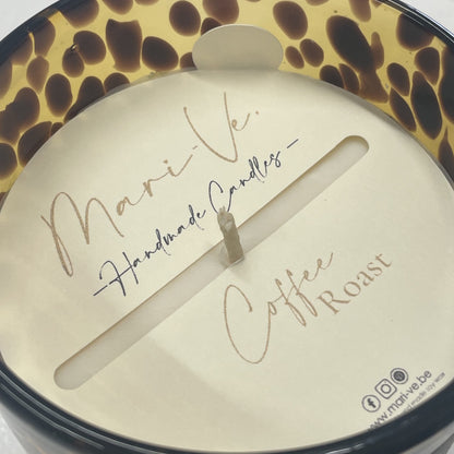 Detail van Mari-Ve’s kaarsstofdoek met handgeschreven logo en geurvermelding Coffee Roast – met handig lipje om het doekje makkelijk met de vingers te verwijderen in gevlekte Wild-houder