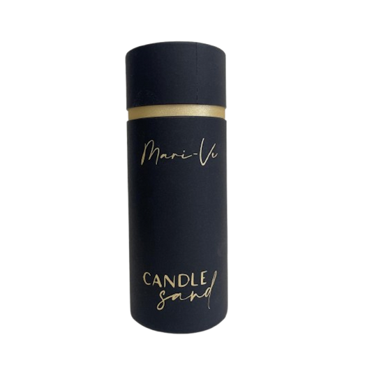 Cilindervormige zwarte koker met gouden opdruk Mari-Ve Candle Sand – luxe verpakking voor kaarsenzand