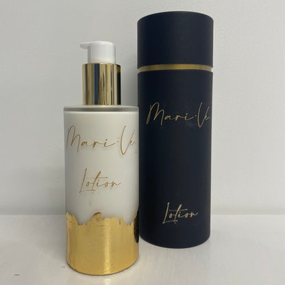Mari-Ve - Zwarte koker met gouden opdruk logo en lotion met melkachtig glazen roomspray fles met gouden opdruk logo en lotion