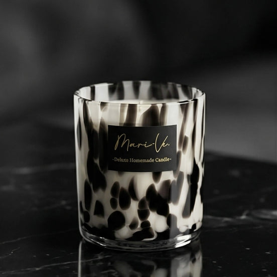 Black & White Deluxe Scented Candle – Velvety Peony