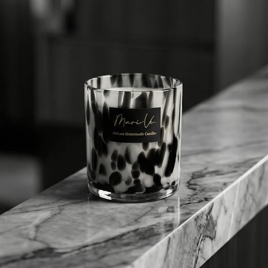 Black & White Deluxe Scented Candle – Velvety Peony