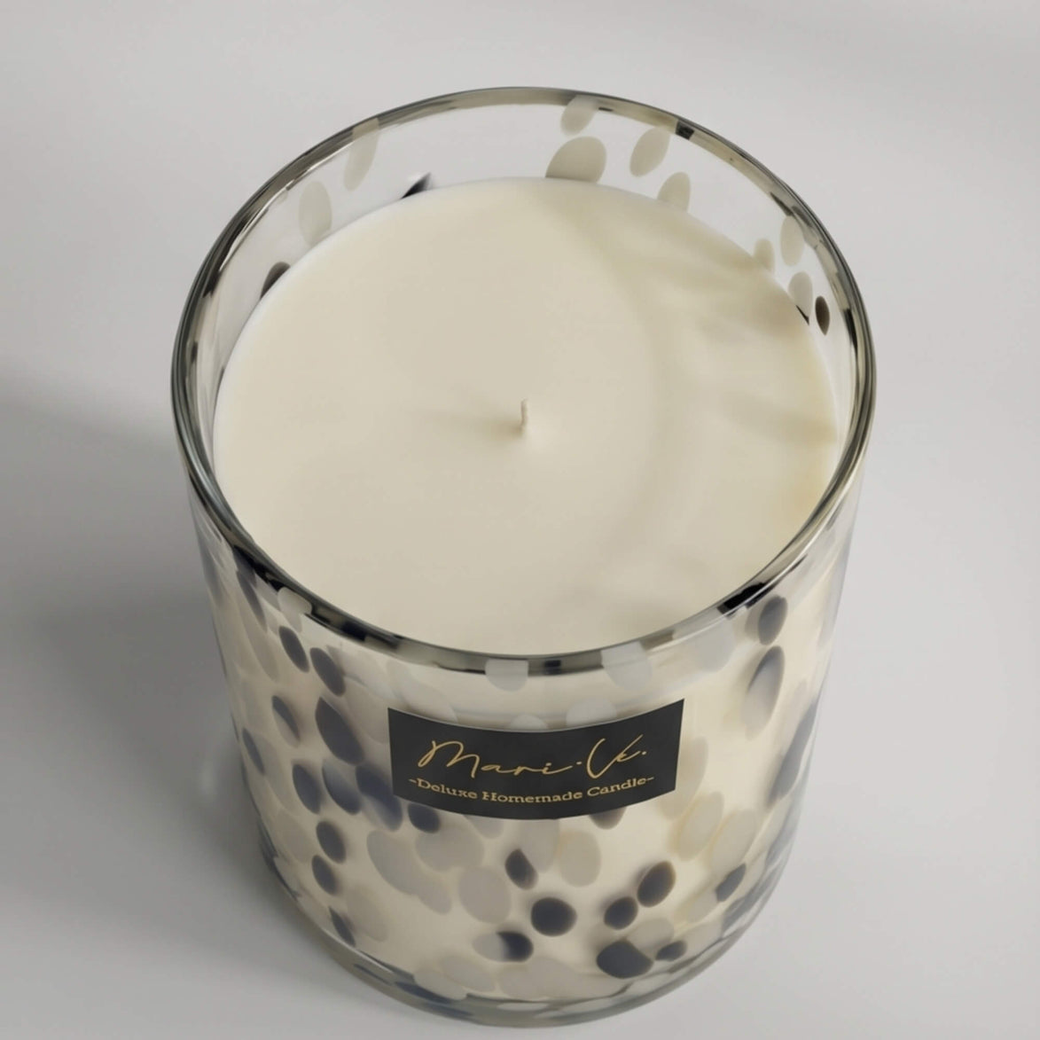 Black & White Deluxe Scented Candle – Velvet Peony