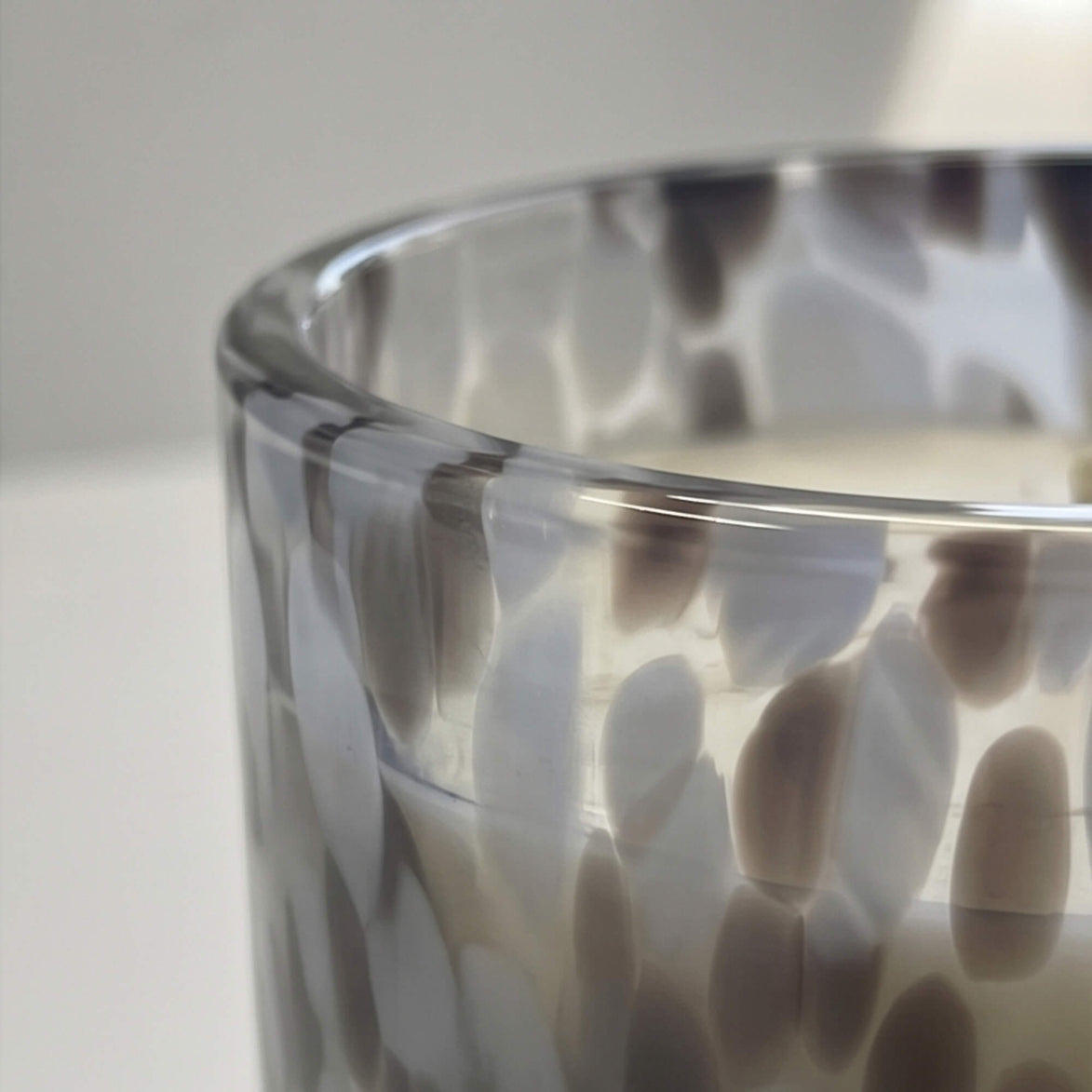 Black & White Deluxe Scented Candle – Velvet Peony