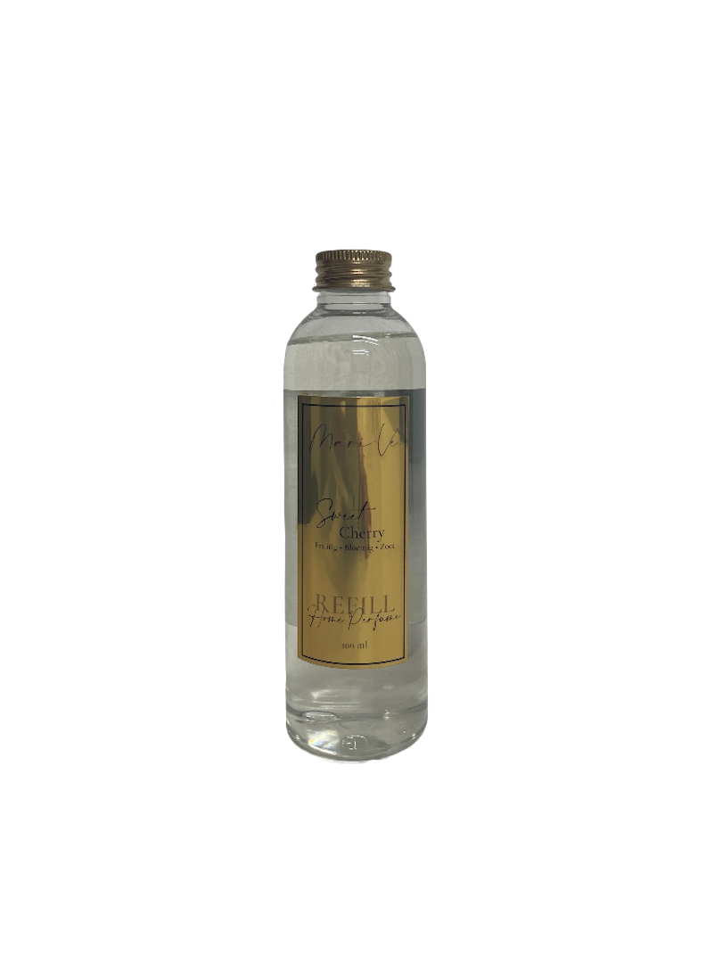 Mari-Ve® roomspray refill 200 ml – transparante navulfles met gouden label en schroefdop, geur Sweet Cherry.