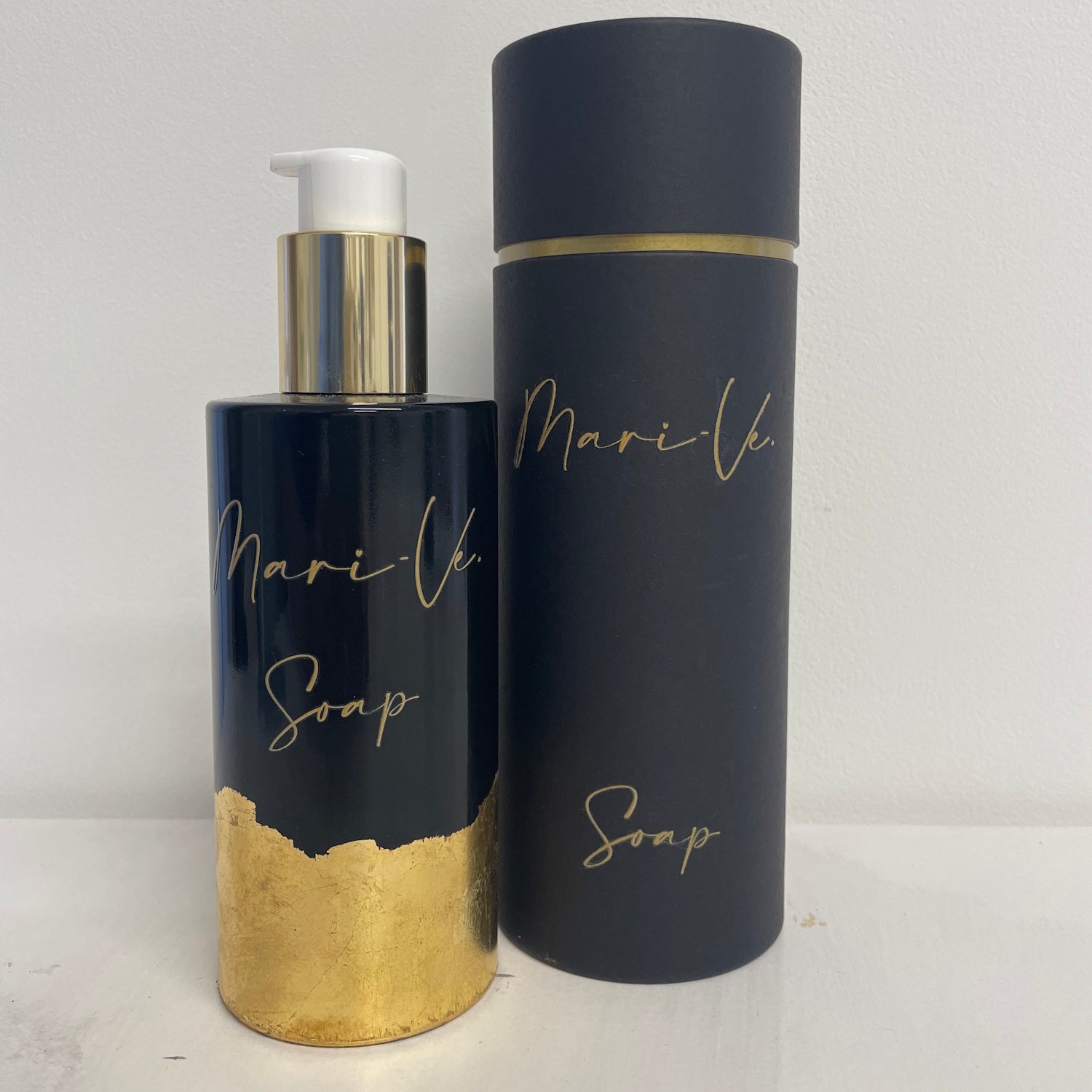 Mari-Ve - Zwarte koker met gouden opdruk logo en soap, met zwart glazen fles met gouden opdruk logo en soap