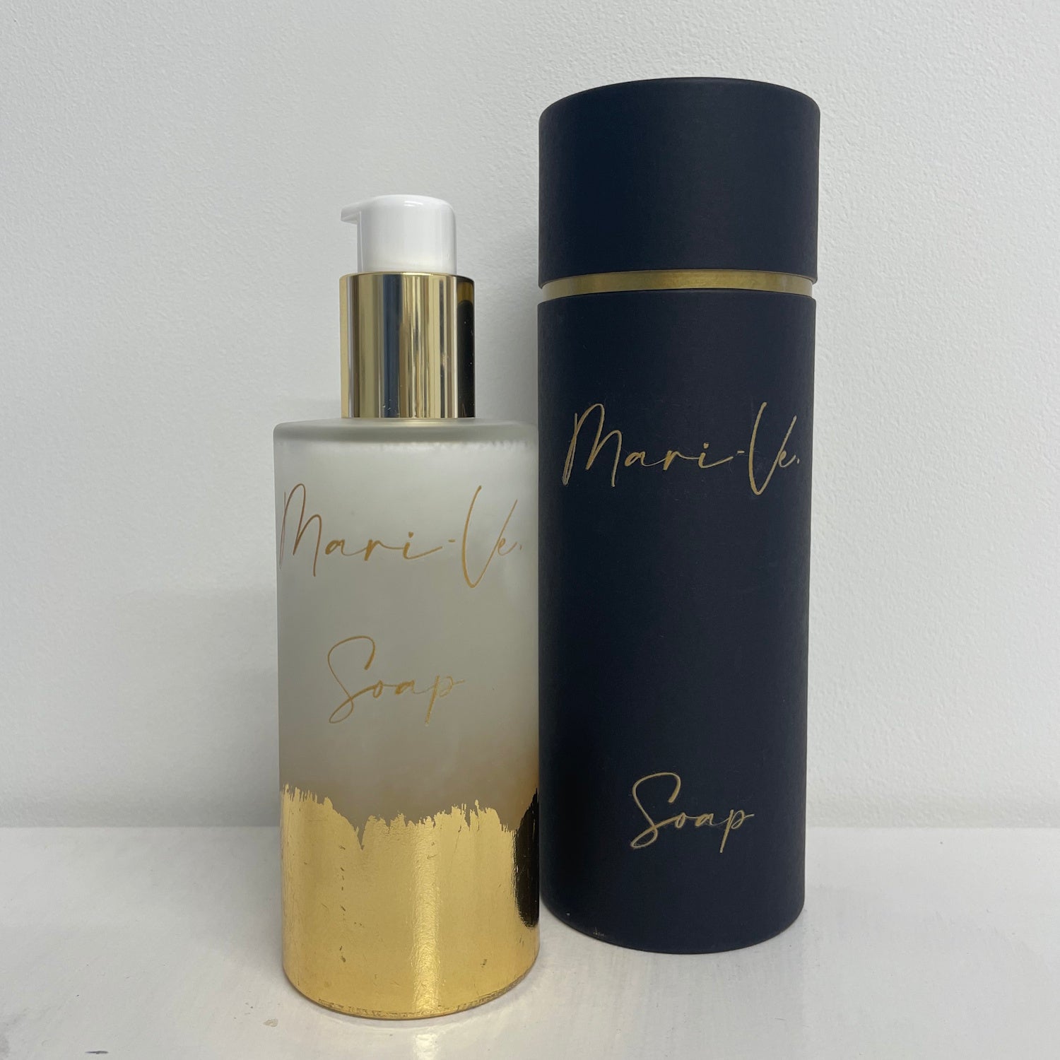 Mari-Ve - Zwarte koker met gouden opdruk logo en soap, met melkachtig glazen fles met gouden opdruk logo en soap