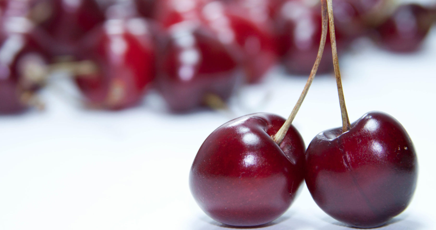 Mari-Ve Sweet Cherry afbeelding. 2 kersen op de voorgrond en andere kersen op de achtergrond.