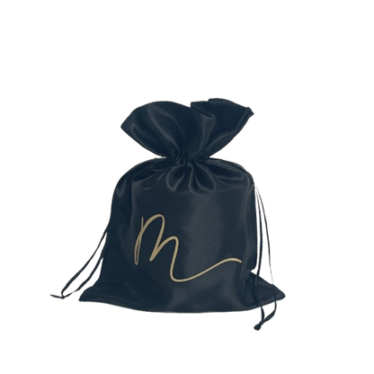 Luxe zwarte zijden geschenkverpakking voor large geurkaars van Mari-Ve met goudkleurig M-logo
