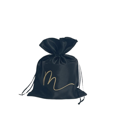 Luxe zwarte zijden geschenkverpakking voor small geurkaars van Mari-Ve met goudkleurig M-logo.
