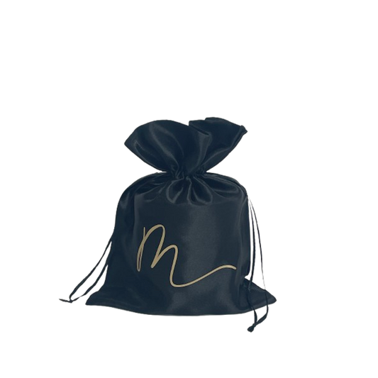 Luxe zwarte zijden geschenkverpakking voor small geurkaars van Mari-Ve met goudkleurig M-logo.
